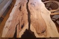 esstisch aus massivholz mit epoxidharz