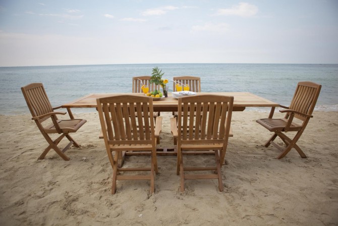 Gartenmöbel am Strand