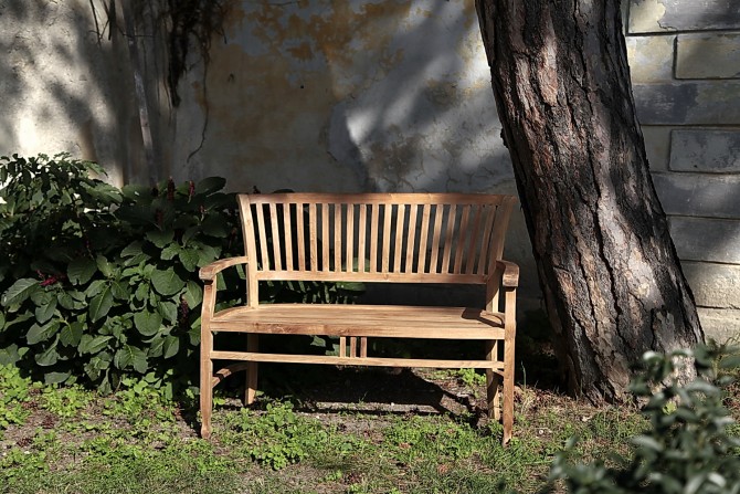 Massivholzbank im Garten