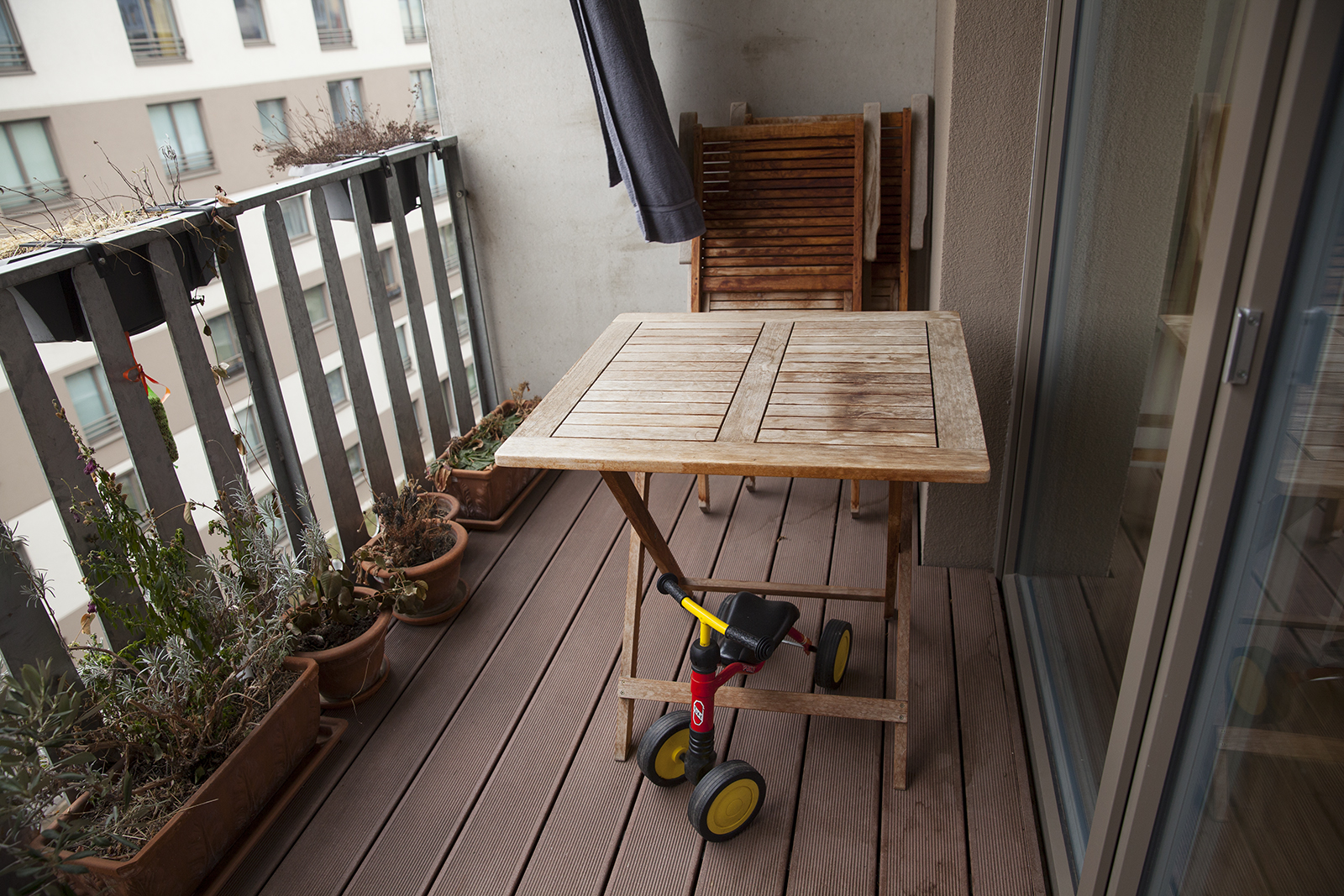 Eine Balkon mit Teakmöbel